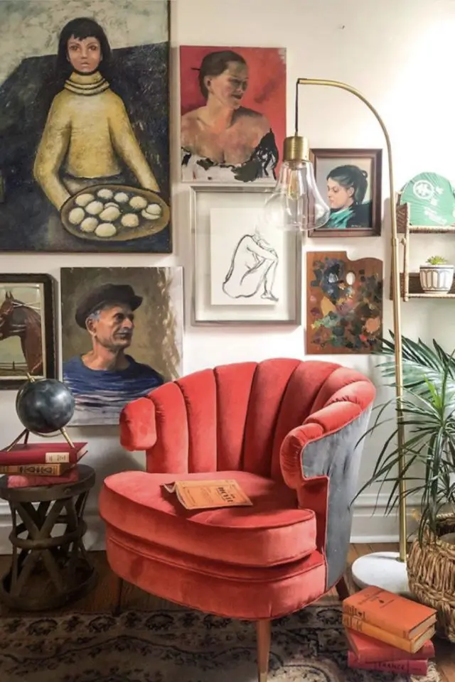 visite deco maison decor eclectique fauteuil rouge en velours vintage galerie de tableaux portrait déco mur lampadaire plante verte mélange de styles personnalité