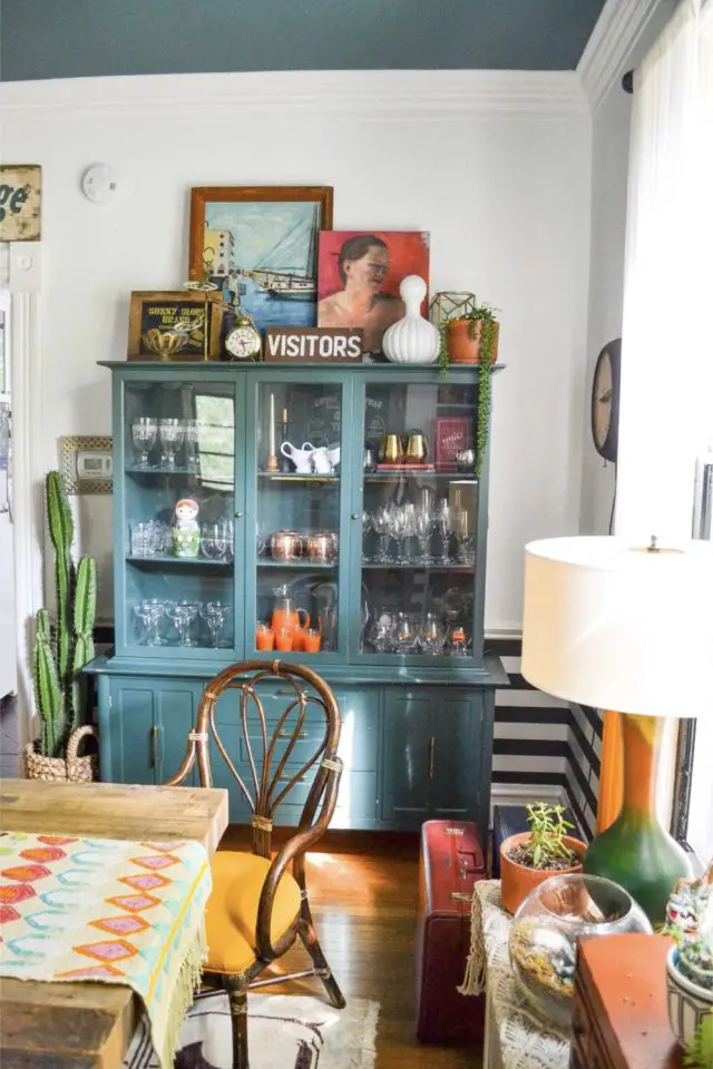 visite deco maison decor eclectique vaisselier vintage relooké salle à manger peinture bleu rappel de couleur collection d'objet vintage