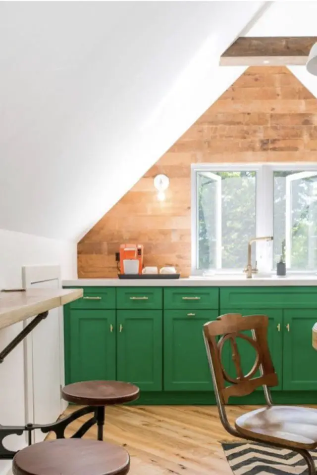 visite deco maison decor eclectique cuisine d'appoint meuble bas peinture vert franc habillage mur bois combles