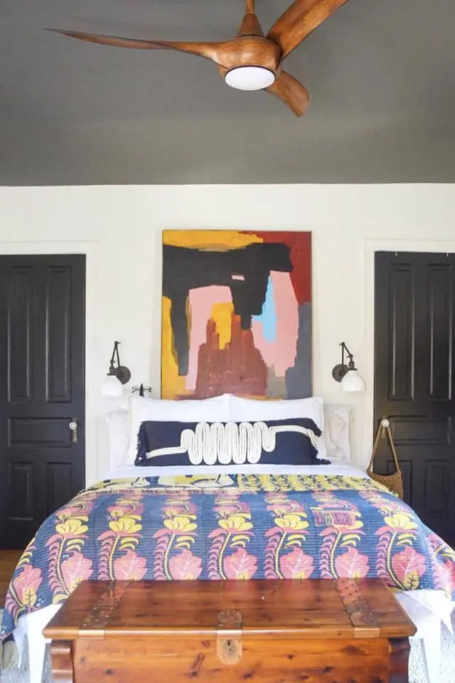visite deco maison decor eclectique chambre parentale mur blanc boiserie noir peinture linge de lit coloré grand tableau abstrait