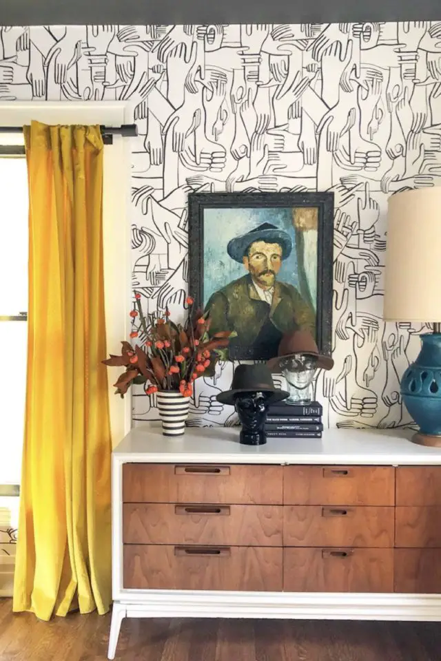 visite deco maison decor eclectique commode vintage bois et blanc papier peint motif line art main tableau ancien portrait rideaux jaune