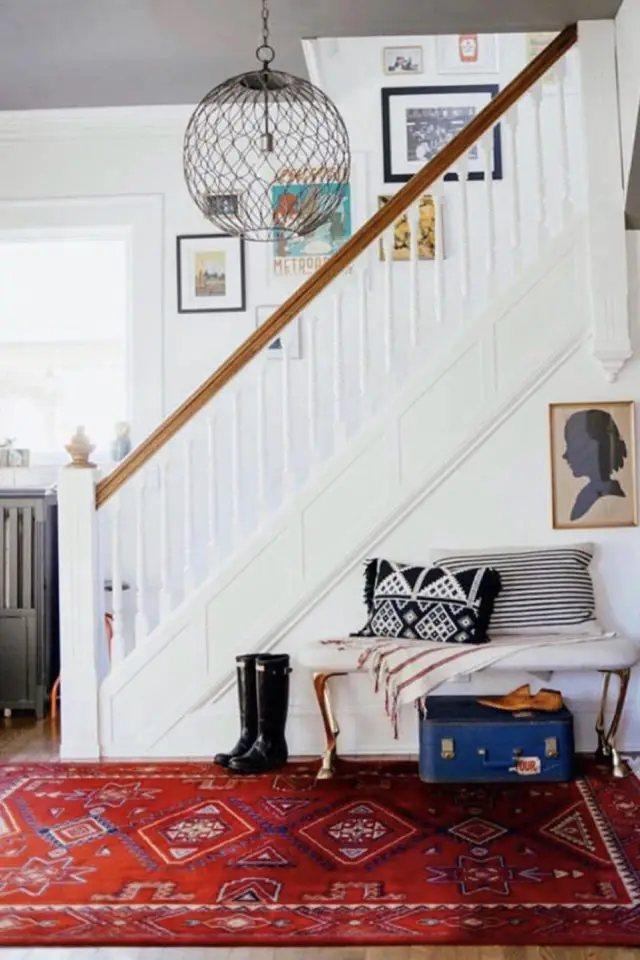 visite deco maison decor eclectique escalier blanc petit banc piètement cuivré tapis oriental rouge