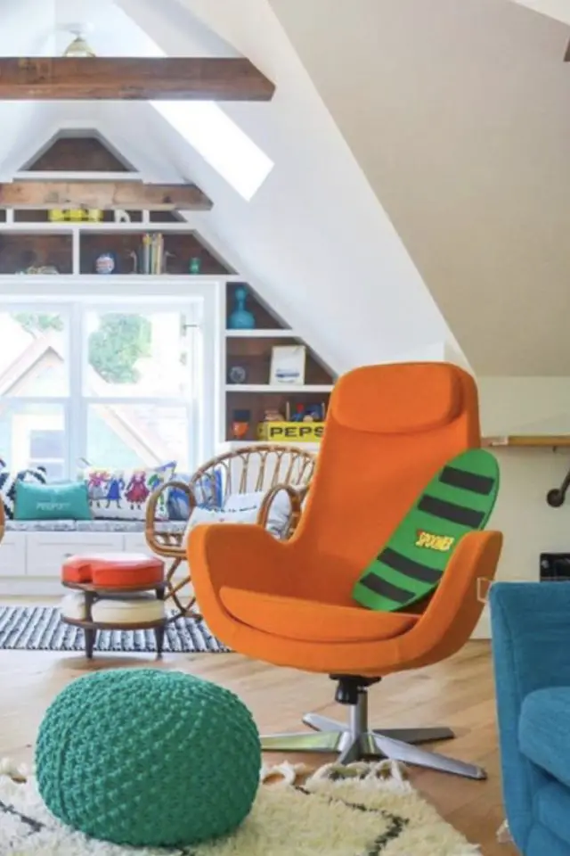 visite deco maison decor eclectique salle de jeux enfant mobilier coloré fauteuil vintage orange sous le toit grenier aménagé