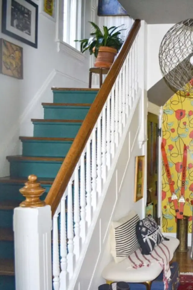 visite deco maison decor eclectique entrée cage d'escalier marches peinte en bleu contre-marche papier peint jaune