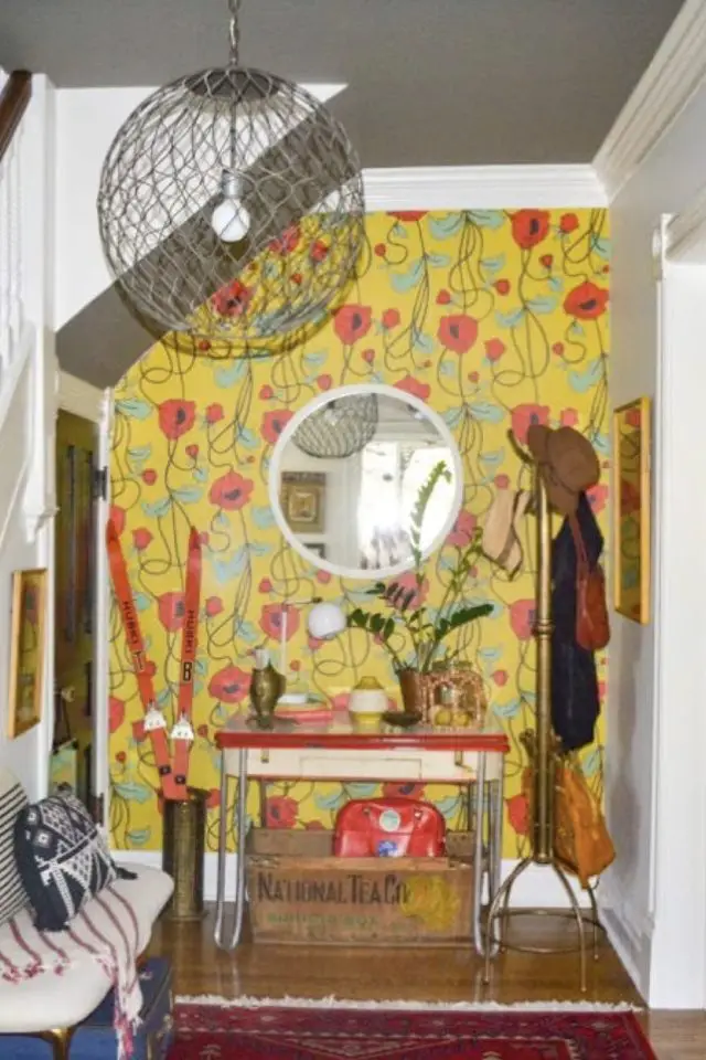 visite deco maison decor eclectique mur accent entrée papier peint jaune fleuri console vintage miroir rond mélange de style