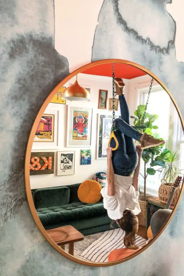 visite deco maison decor eclectique anneaux de gym suspendus au plafond original papier peint miroir rond salon
