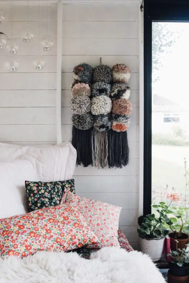 DIY decoration facile a faire soi meme bricolage tenture laine pompons