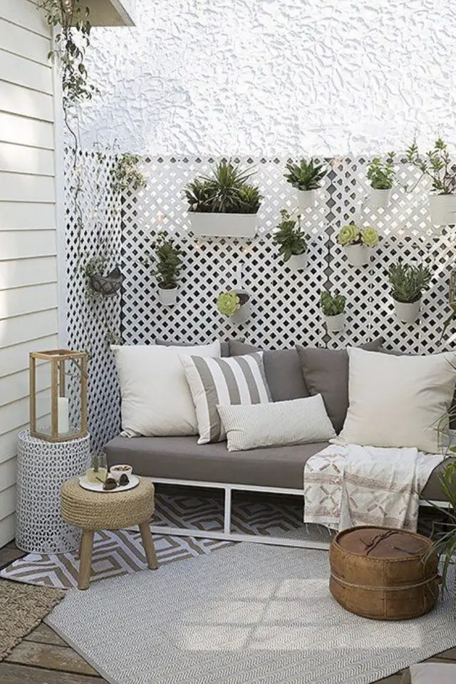 amenagement deco petit patio exterieur solution pour les locataire ne pas percer façade écran à poser pour accrocher pot de fleurs petite  banquette de jardin moderne tapis carrelage tonalités beige gris blanc