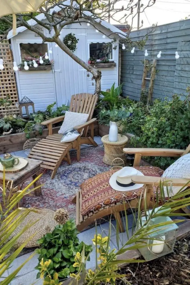 amenagement deco petit patio exterieur petit espace chalet de jardin plantes vertes bain de soleil en bois guirlande guinguette tapis outdoor