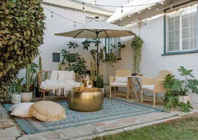 amenagement decoration petit patio jardin exemple idée extérieur été vacances meubles outdoor moderne parasol tapis table basse