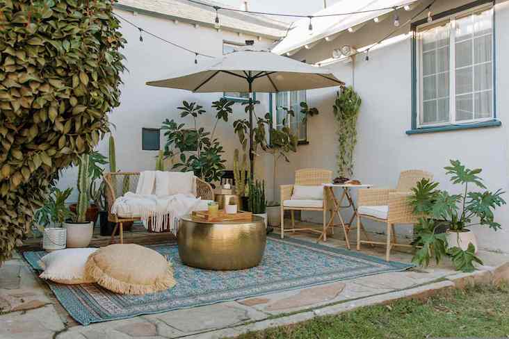 amenagement decoration petit patio jardin exemple idée extérieur été vacances meubles outdoor moderne parasol tapis table basse
