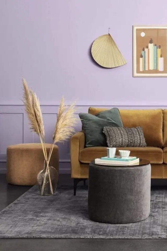 association couleur deco jaune violet peinture murale lilas parme canapé ocre salon séjour