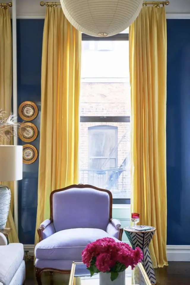 association couleur deco jaune violet color bloc intérieur ancien grande hauteur sous plafond accessoire textile coloré rideaux et fauteuil lilas
