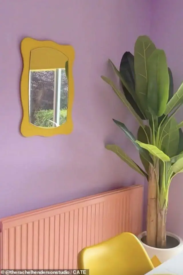 association couleur deco jaune violet mur peinture parme miroir design jaune radiateur rose corail
