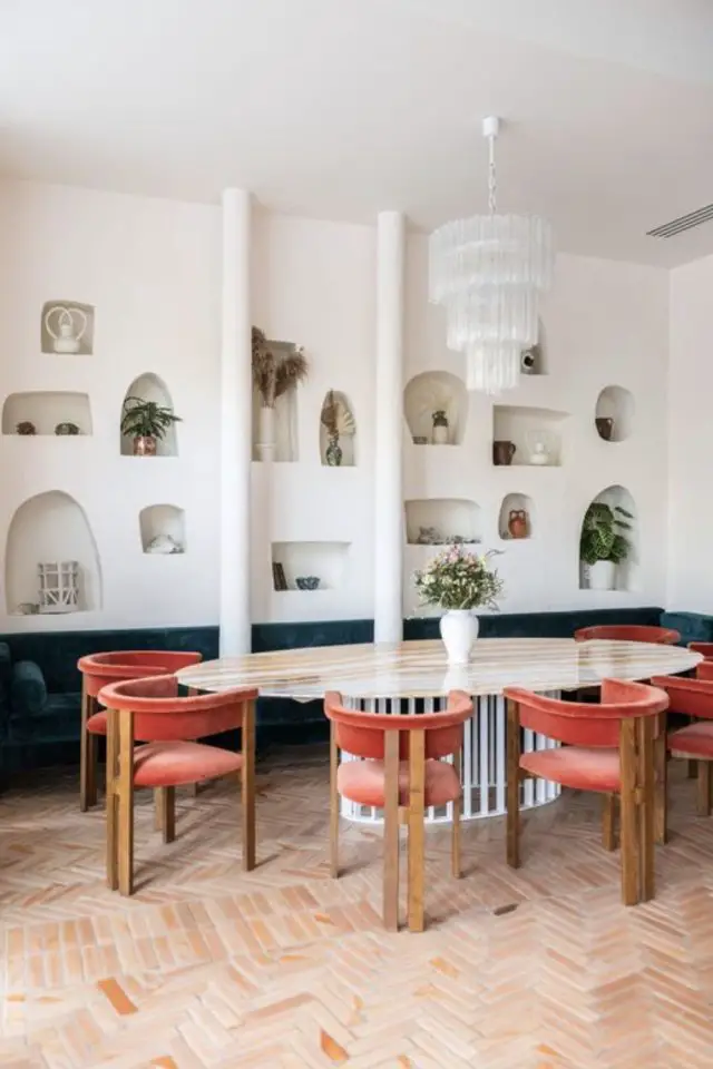 caracteristique style french riviera interieur salle à manger table ovale vintage oblongue blanche fauteuil rouge en velours