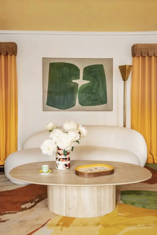 caracteristique style french riviera interieur salon séjour rideaux jaune canapé style bold arrondi moderne table basse chic et élégante