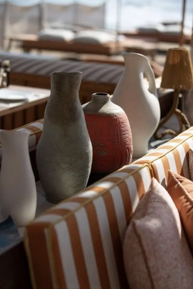 caracteristique style french riviera interieur rayure poterie fait à la main artisanat chic couleur naturelle