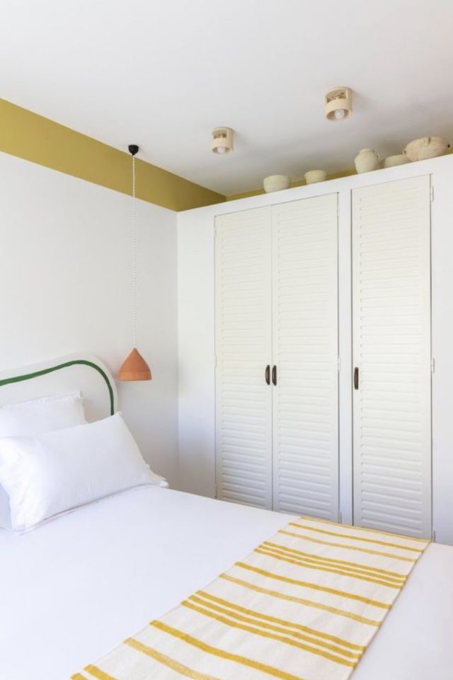 caracteristique style french riviera interieur chambre à coucher élégante lumineuse simple blanc et jaune