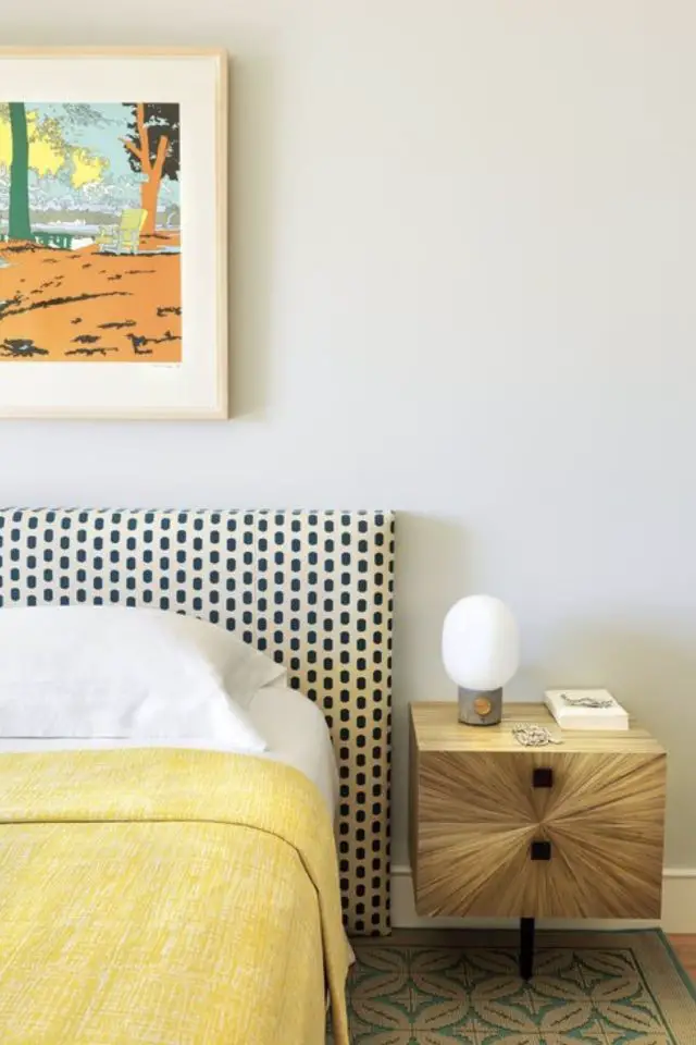 caracteristique style french riviera interieur chambre adulte tête de lit rétro linge de lit jaune et blanc facile