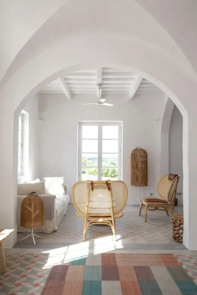 caracteristique style french riviera interieur salon séjour fauteuil en rotin moderne vintage arche voute élégant chic Méditerranée