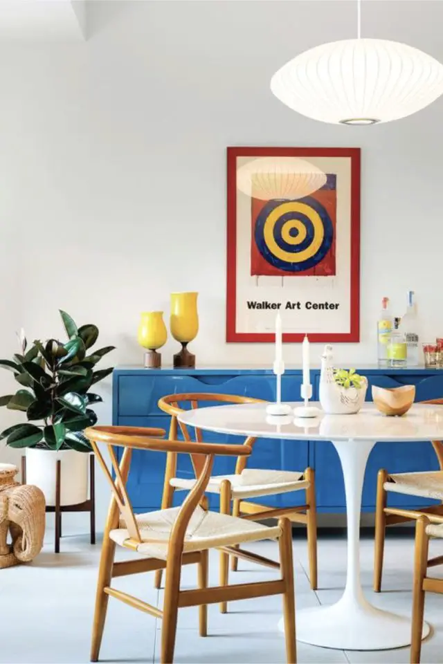caracteristique style french riviera interieur ambiance claire et lumineuse vacances chic et glamour salle à manger buffet bleu table tulipe fauteuil en bois rétro
