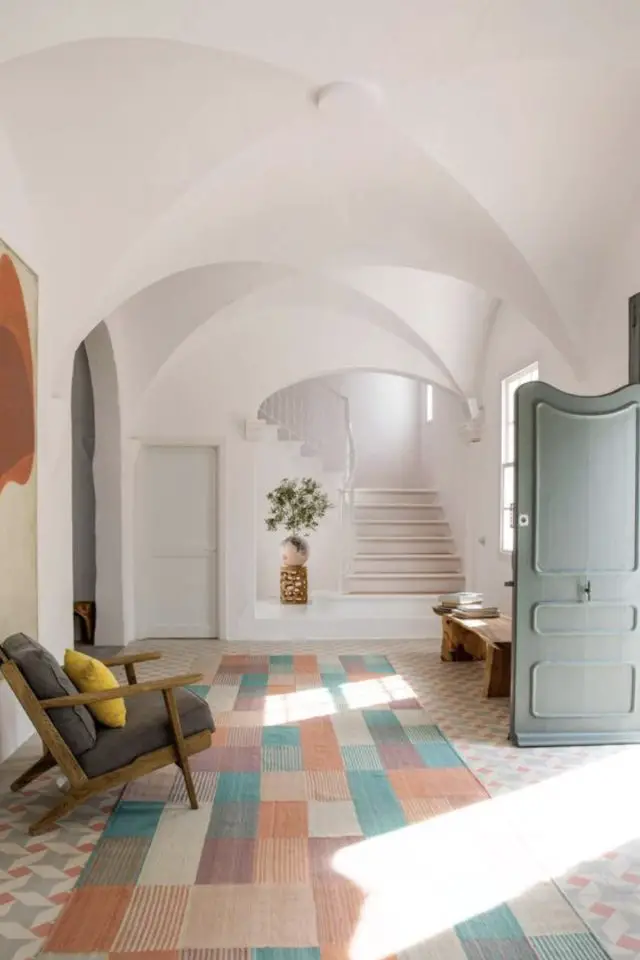 caracteristique style french riviera interieur entrée maison méditerranéenne arche voute chic tapis fauteuil vintage