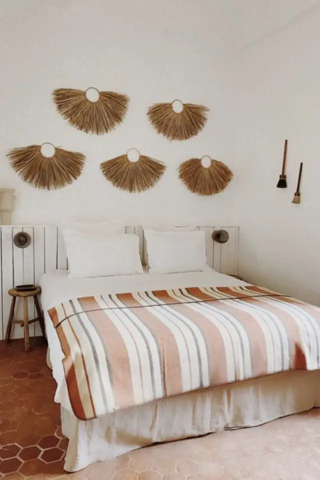caracteristique style french riviera interieur chambre parentale déco murale tête de lit naturelle parure rayée