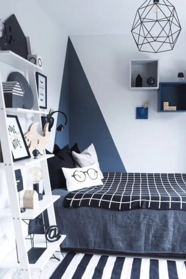 chambre enfant bleue association couleur blanc peinture géométrique angle de la pièce facile à faire coin du lit