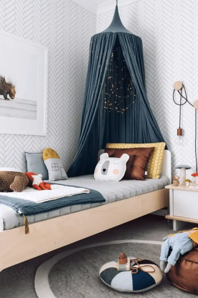chambre enfant bleue association couleur blanc lumineux moderne lit en bois ciel de lit coloré facile à mettre en oeuvre appartement en location