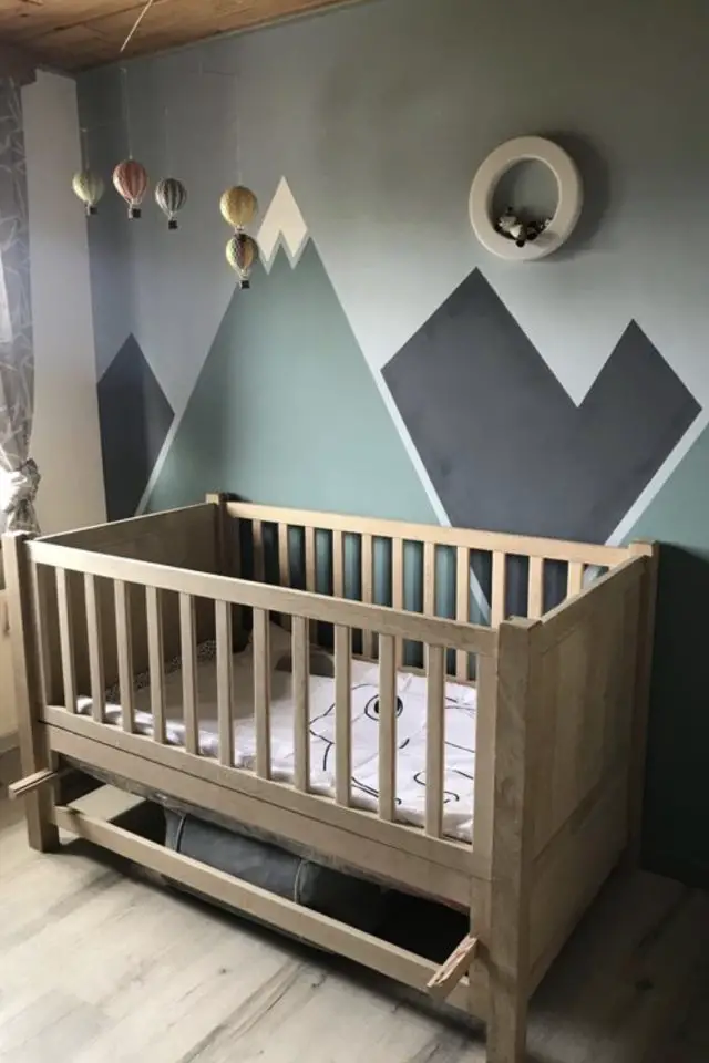chambre enfant bleue association couleur vert céladon douceur peinture murale fresque montagne décor facile bébé lit en bois à barreaux