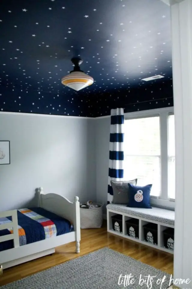 chambre enfant bleue association couleur gris bleuté peinture plafond effet ciel étoilé décor à copier