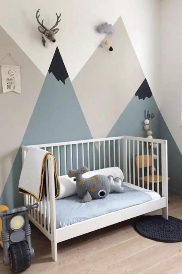 chambre enfant bleue association couleur beige peinture murale décor montagne facile à faire bébé lit barreaux blanc