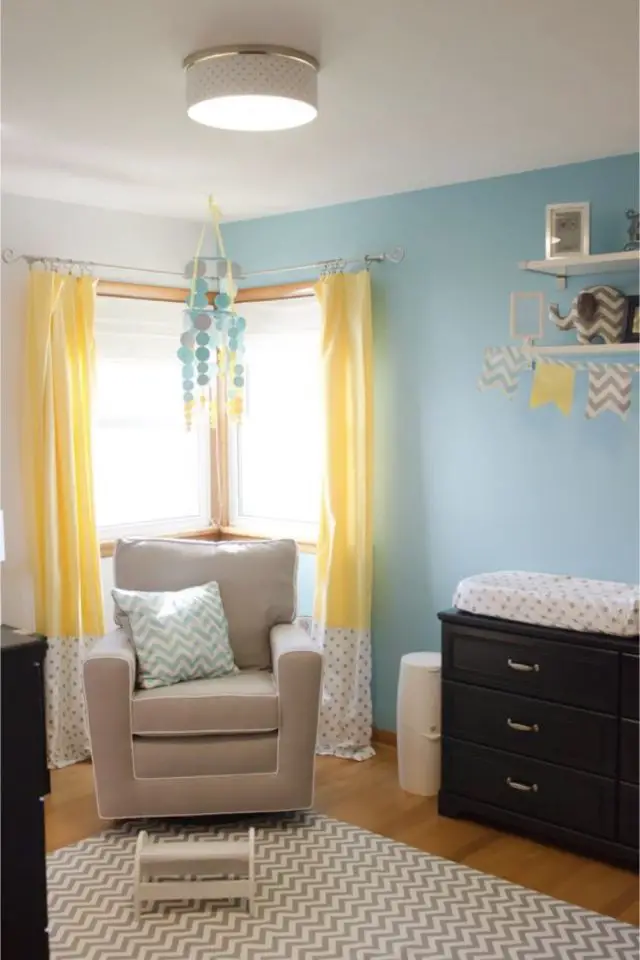 chambre enfant bleue association couleur jaune et pastel douceur nursery bébé calme coin angle de pièce