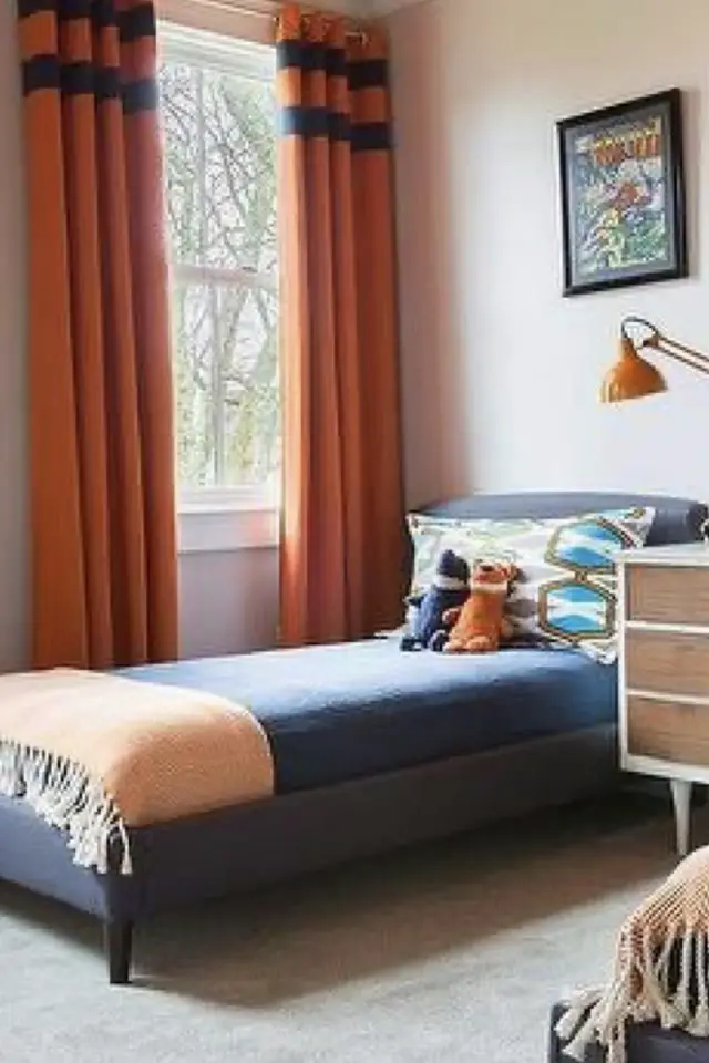 chambre enfant moderne bleue exemple orange textile rideaux linge de lit chambre garçon 6 ans