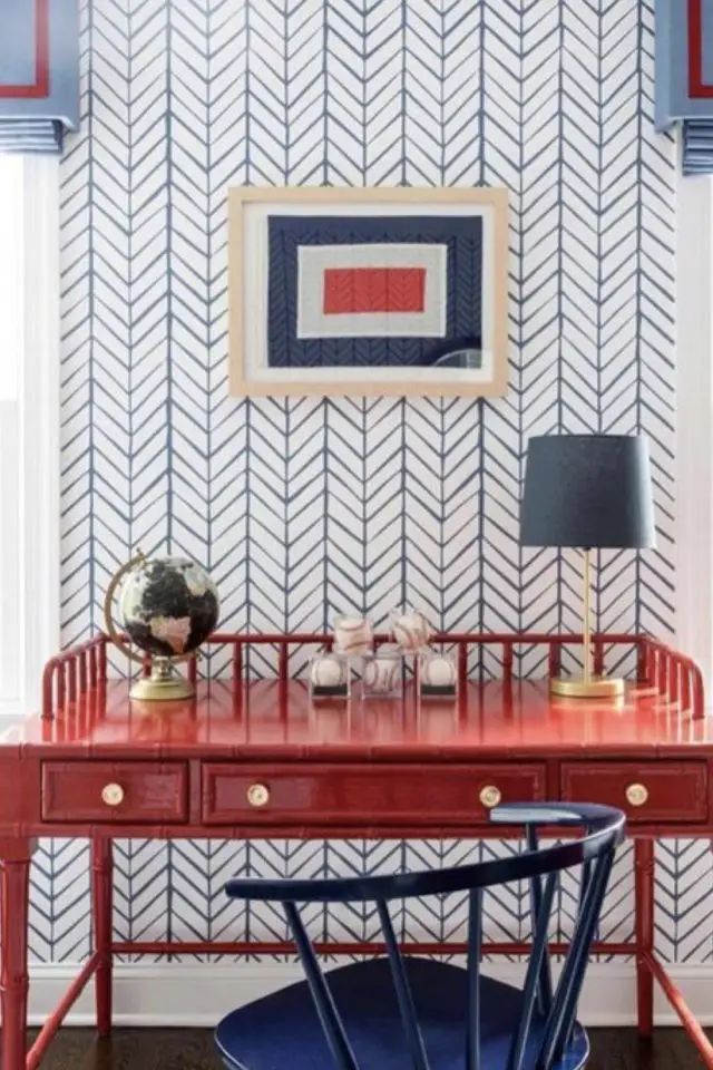 chambre enfant moderne bleue exemple papier peint chevron blanc et bleu bureau rouge contraste dynamisme