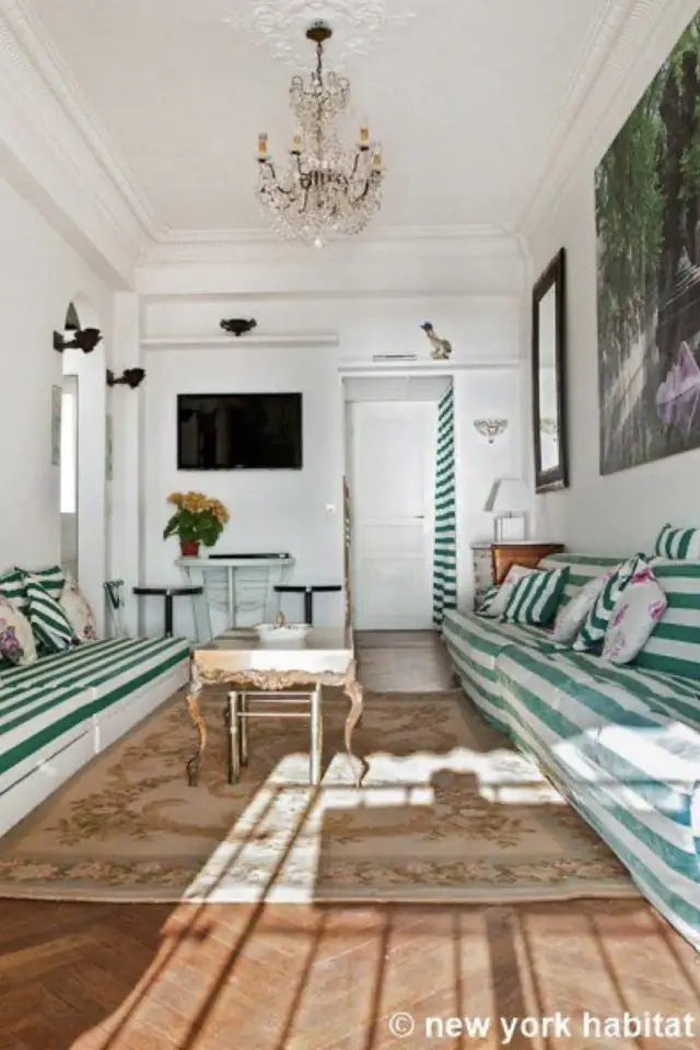 couleur decoration estivale style french riviera vintage salon en longueur banquette des deux côtés l'une en face de l'autre revêtement textile rayure blanc et vert