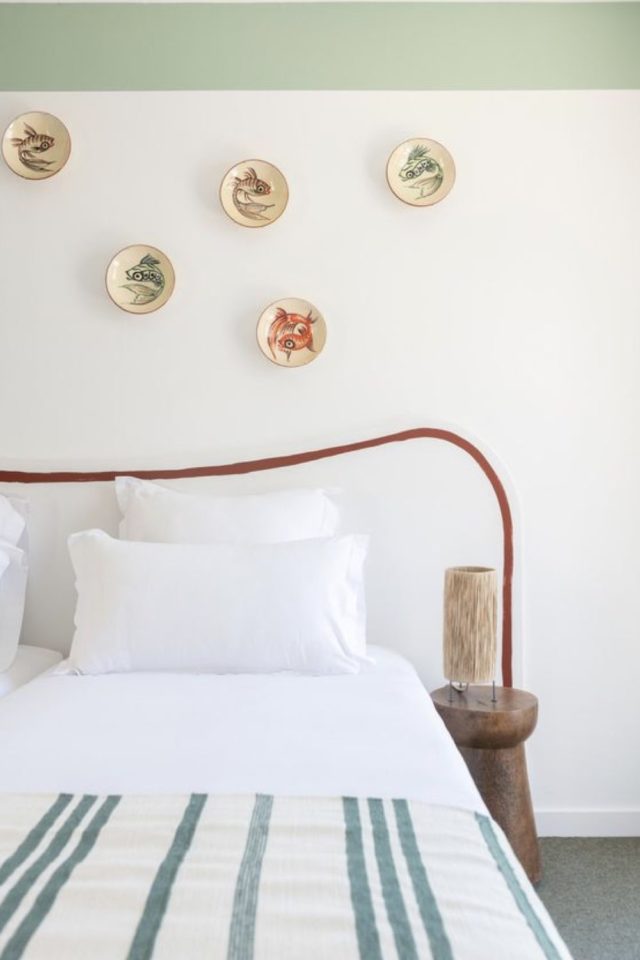 couleur decoration estivale style french riviera vintage chambre à coucher adulte lumineuse blanche parure de lit rayée bleu vert blanc