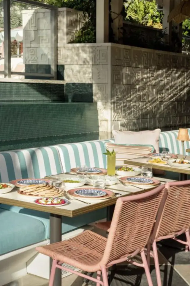 couleur decoration estivale style french riviera vintage jardin terrasse banquette vert bleu chaise rose poudrée