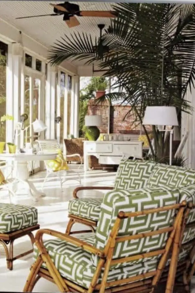 couleur decoration estivale style french riviera vintage fauteuil salon d'appoint vert et blanc motif rétro bois plantes vertes
