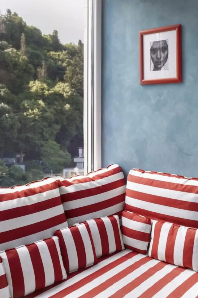 couleur decoration estivale style french riviera vintage textile canapé blanc et rouge à rayure mur bleu