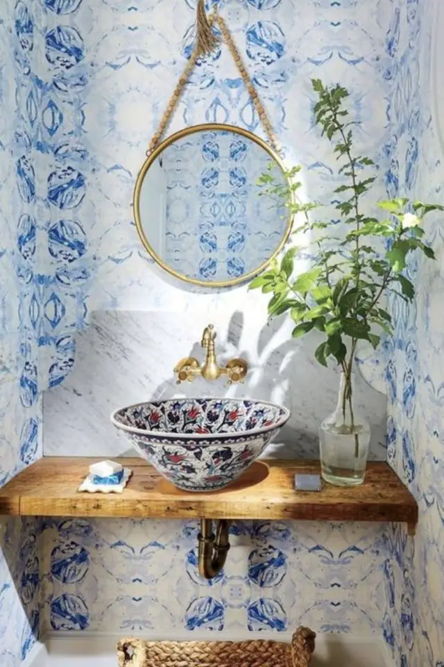 couleur ete deco mediterraneenne exemple salle de bain vasque motif traditionnel bleu et rouge blanc soleil vacances