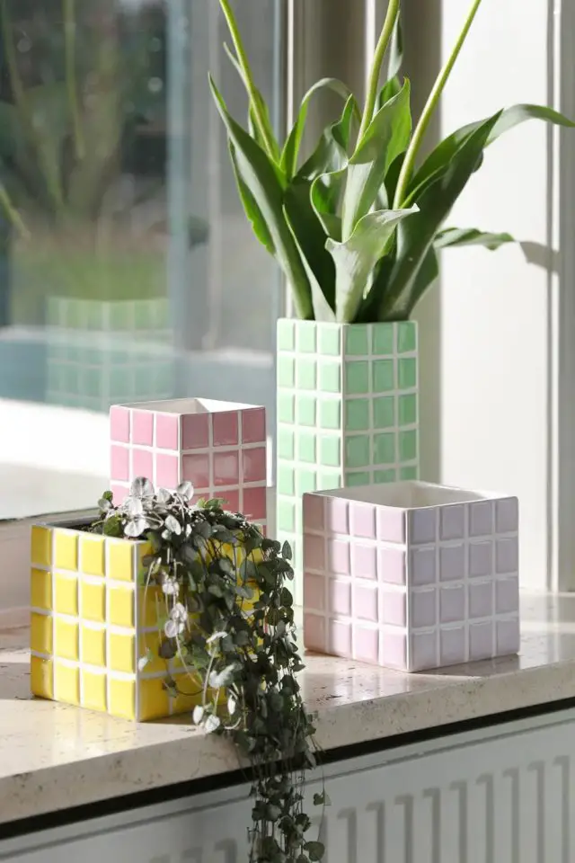 deco design couleur objets vase et cache pot effet mosaïque moderne pastel jaune rose vert violet damier