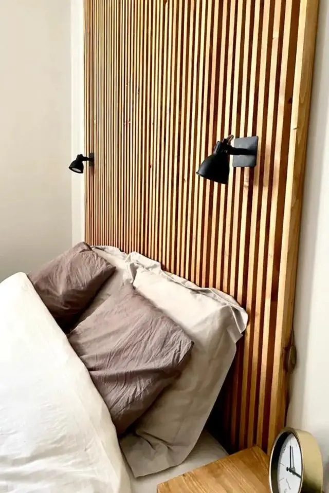 deco mur tasseaux latte bois chambre d'amis décor à faire soi-même pas cher applique murale noir