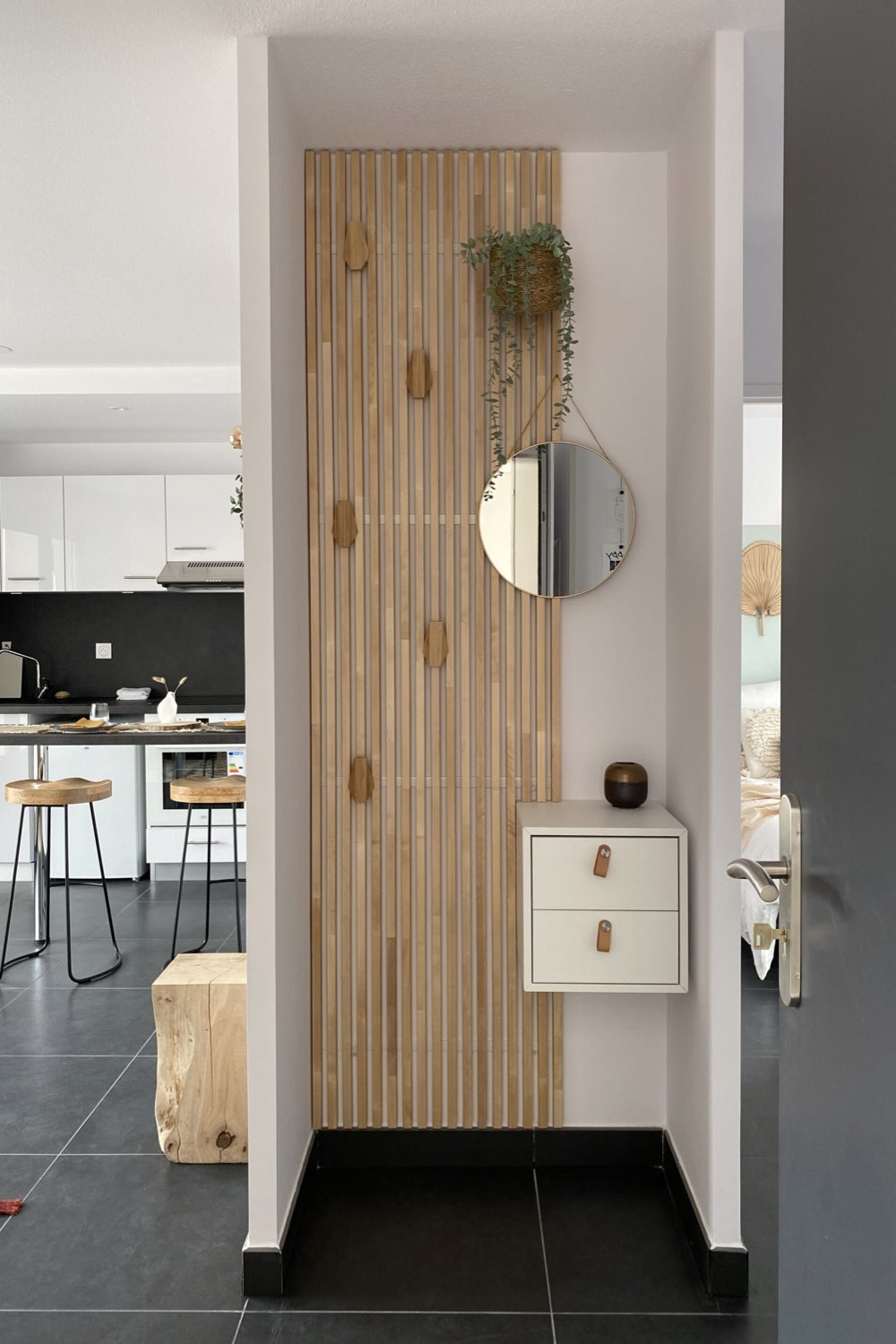 Habiller le mur de tasseaux de bois, des solutions faciles à poser ...