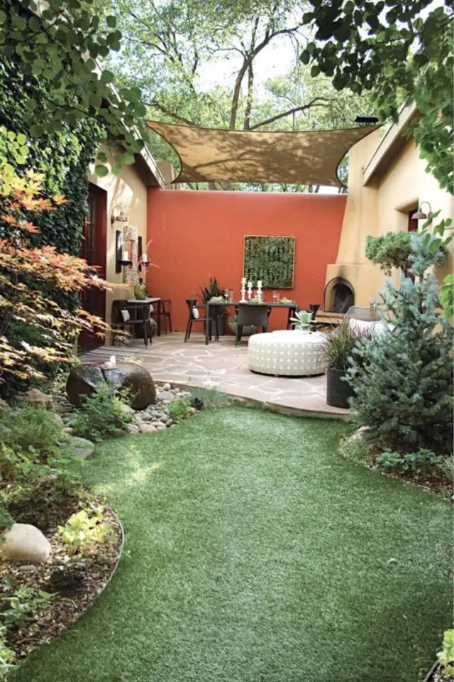deco patio terrasse convivial jardin de ville grands murs protection voisins couleur terracotta orange toile d'ombrage
