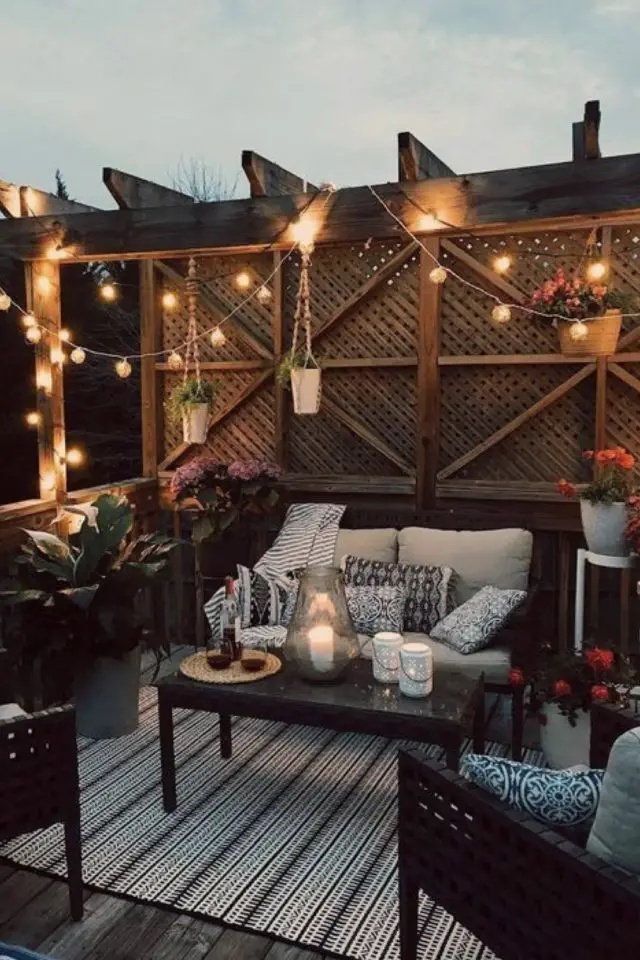 deco patio terrasse convivial petite pergola en bois protection soleil support pour luminaires extérieur petit canapé outdoor  avec fauteuil