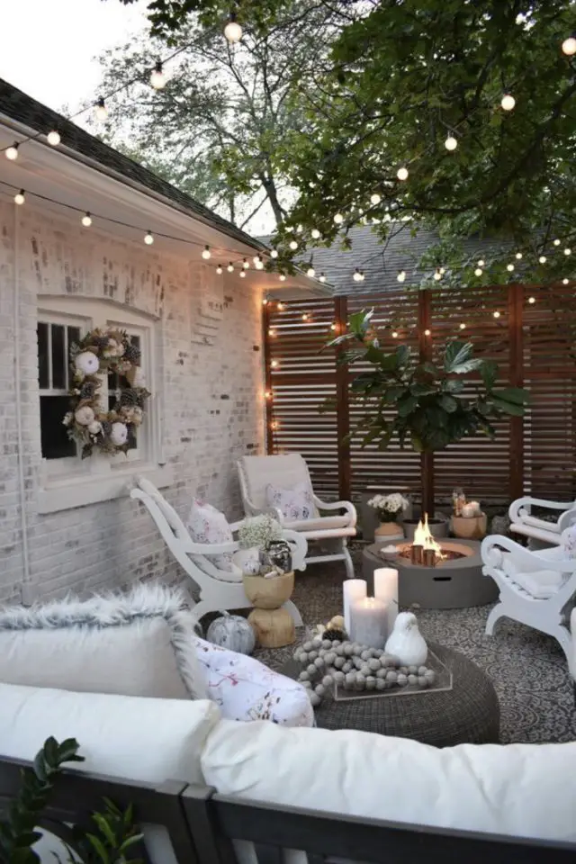 deco patio terrasse convivial brise-vues clôture en bois façade blanche meuble salon de jardin arbuste en pot 