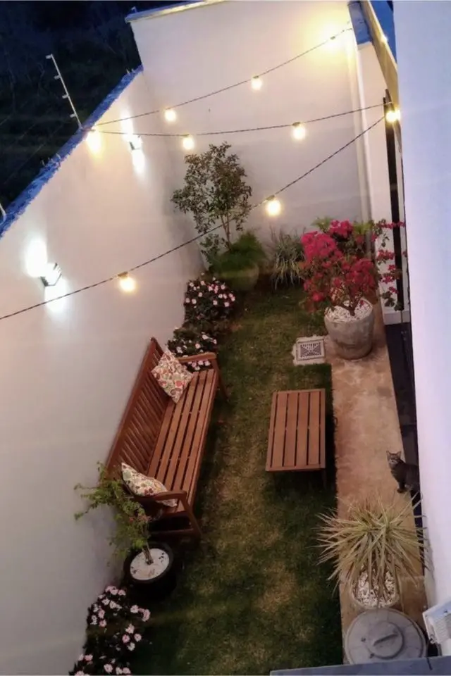 deco patio terrasse convivial tout en longueur cour intérieure jardin banc contre mur gazon plante et fleur