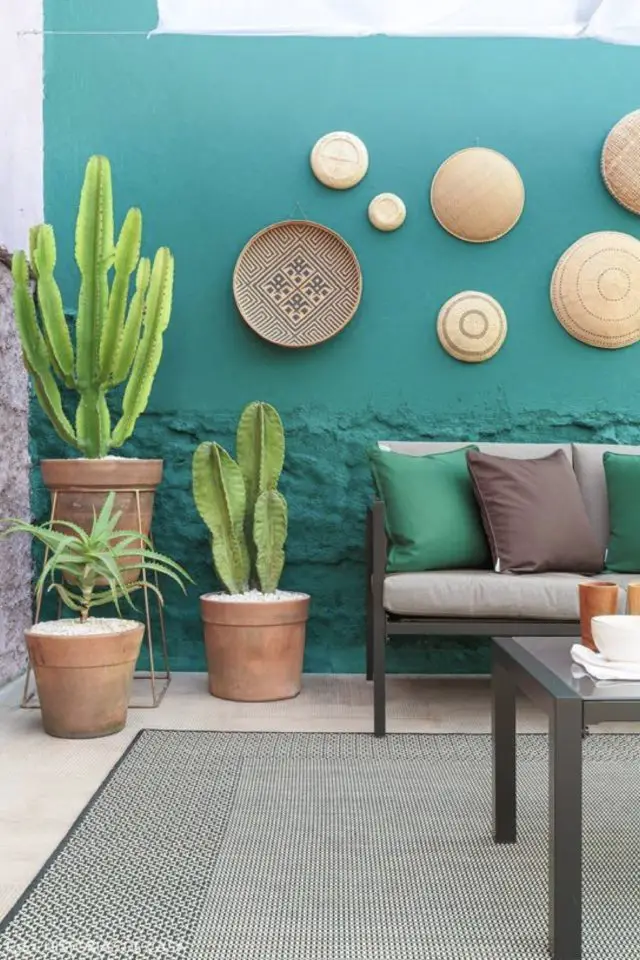 deco patio terrasse convivial décoration mur façade peinture bleu vert moderne objet décoratif panier tressé cactus en pot banquette extérieure