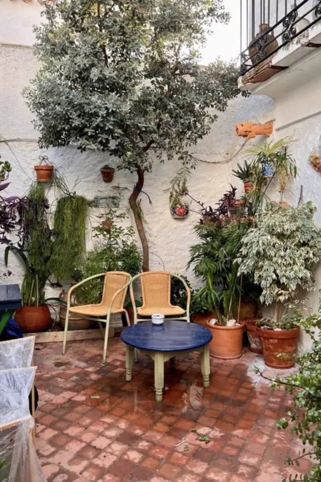 deco patio terrasse convivial arbuste tommette au sol maison de vacances profiter de l'été